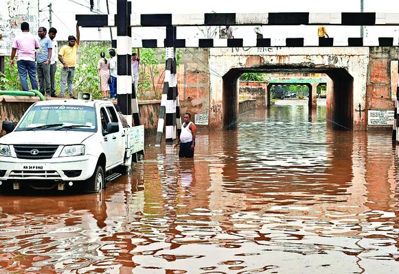 వర్షం వెలసింది.. కష్టం మిగిలింది