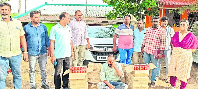 కర్ణాటక మద్యం ప్యాకెట్లు తరలిస్తున్న వ్యక్తి అరెస్టు