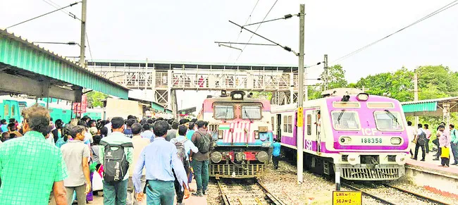 తిరువళ్లూరులో ఆగిన ఎక్స్ప్రెస్ రైళ్లు