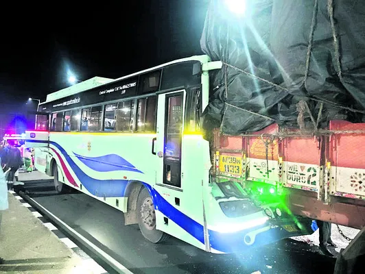 లారీని ఢీ కొట్టిన ఆర్టీసీ బస్సు