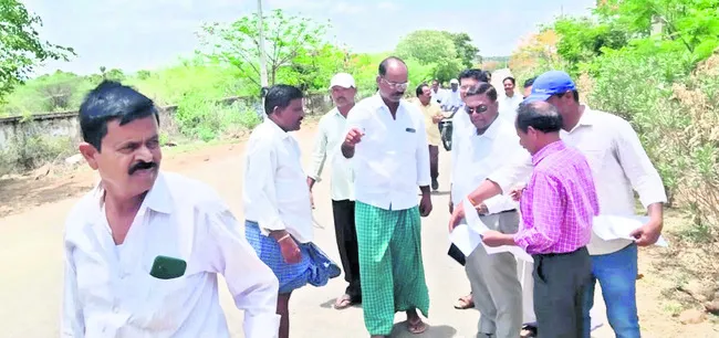 ఇంటిగ్రేటెడ్ పాఠశాల నిర్మాణానికి స్థల పరిశీలన