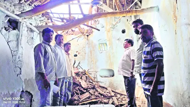 కూలిన ఇళ్ల పరిశీలన