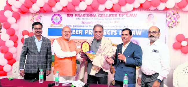చట్టాలపై అవగాహనతోనే న్యాయవాద వృత్తిలో రాణింపు