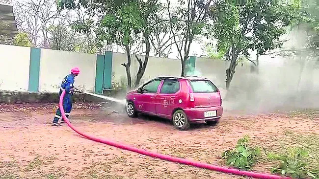 కారులో చెలరేగిన మంటలు