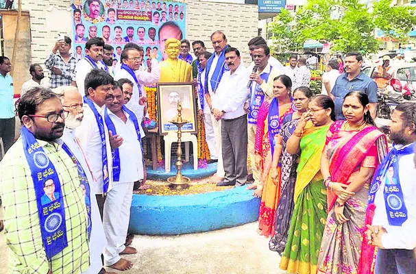 భాగ్యరెడ్డి వర్మ చరిత్ర తెలుసుకోవాలి