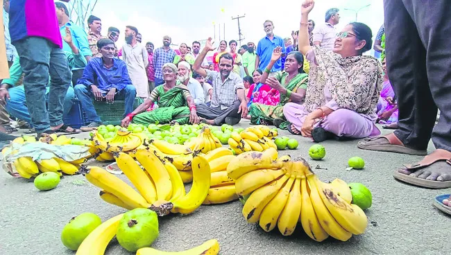 మిర్యాలగూడలో చిరు వ్యాపారుల రాస్తారోకో