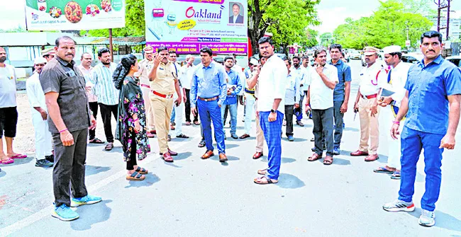 యోగా కోసం స్థల పరిశీలన చేసిన కలెక్టర్, ఎస్పీ