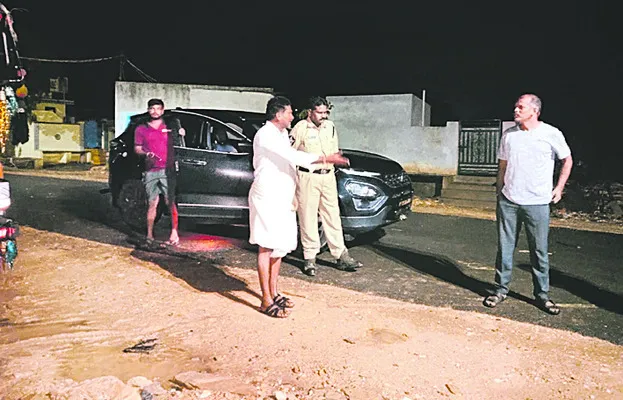 నడవలేని స్థితిలో హరికృష్ణ 