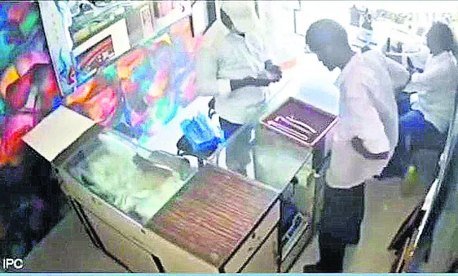 బంగారం దుకాణంలో గొలుసుల చోరీ 
