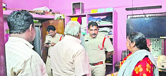 పట్టపగలే రూ.6.25 లక్షలు చోరీ 