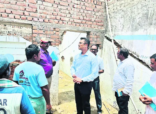 నిర్మాణాలు వేగవంతం చేయాలి : కలెక్టర్‌