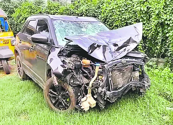 అర్ధరాత్రి కారు బీభత్సం 