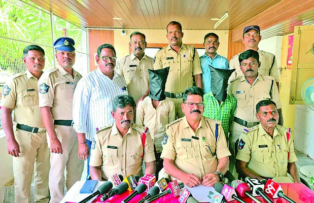 తాడుతో గొంతు బిగించి.. కొడవలితో తలను వేరు చేసి 