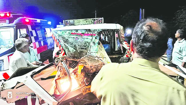 ఆగివున్న లారీని ఢీకొట్టిన టాటా వ్యాన్