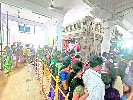 రత్నగిరిపై భక్తుల సందడి