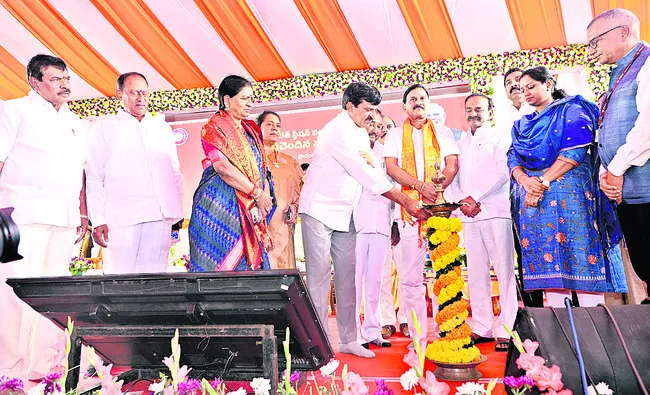 అత్యాధునిక సౌకర్యాలతో రైల్వేస్టేషన్లు..