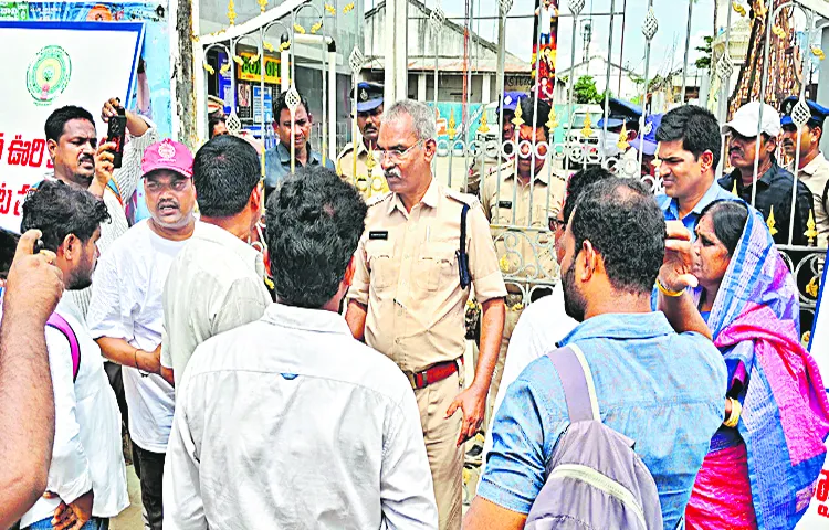 కథ, స్క్రీన్‌ప్లే, దర్శకత్వం పవన్‌ కళ్యాణ్‌