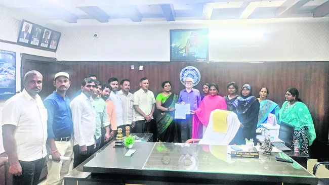 ఇంగ్లిష్‌ సబ్జెక్ట్‌ క్రెడిట్స్‌ తగ్గింపు సరికాదు