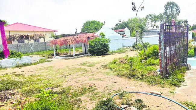 ఎండోమెంట్‌ భూములు కబ్జా