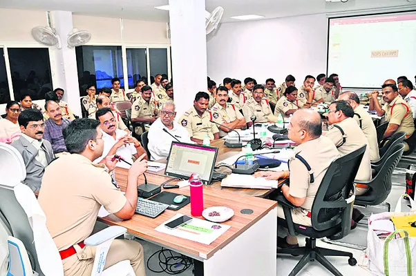 నేరచరితులపై ప్రత్యేక నిఘా పెట్టండి