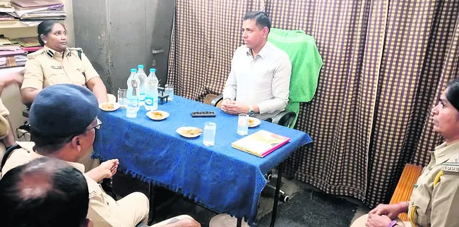 కర్ణాటక మద్యం అక్రమ రవాణా జరిగితే వేటు