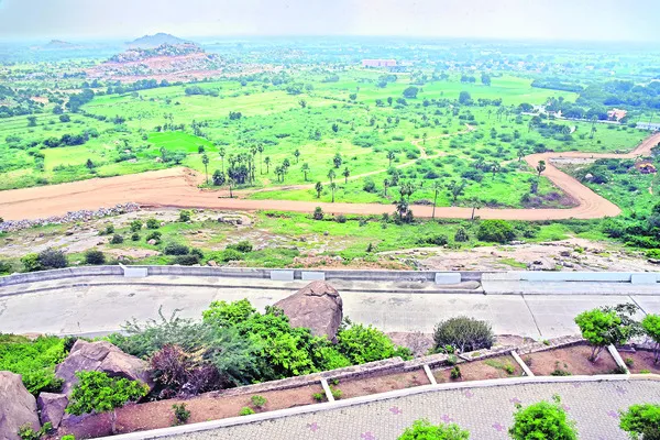 నాడు సాగు భూమి.. నేడు ఆధ్యాత్మిక వాడ