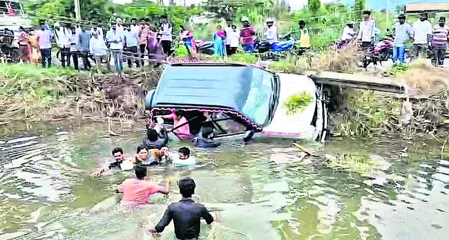 స్తంభాన్ని ఢీకొని కాలువలోకి దూసుకెళ్లిన కారు