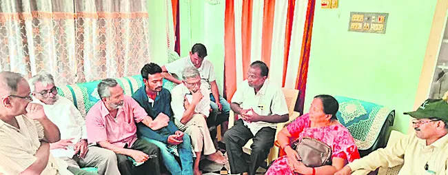 సుమోటో కేసు నమోదు చేయాలి 