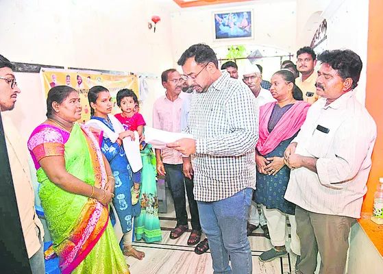 రేషన్ కార్డ్ దరఖాస్తులను వెంటనే పరిష్కరించాలి