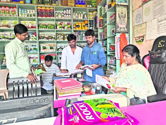 నకిలీ విత్తనాలు అమ్మితే లైసెన్సులు రద్దు