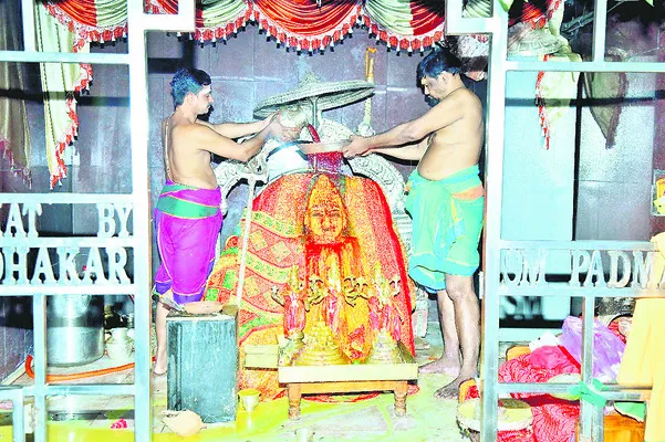 స్వర్ణకవచాలంకరణలో రామయ్య దర్శనం