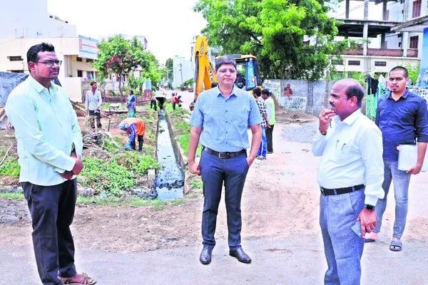 పారిశుధ్య పనులు నిరంతరం చేపట్టాలి