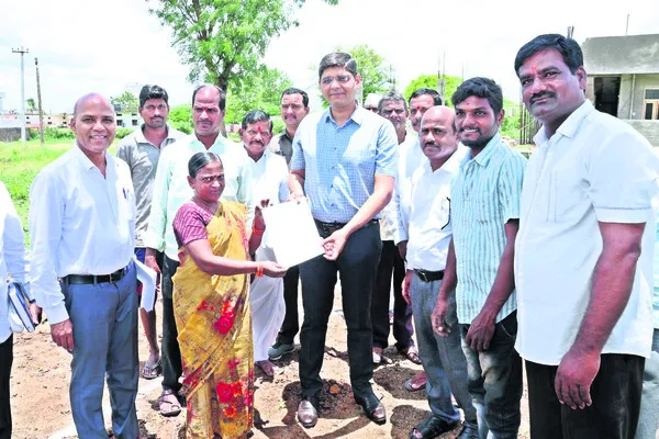 ఇందిరమ్మ ఇళ్ల నిర్మాణాలు ప్రారంభించండి