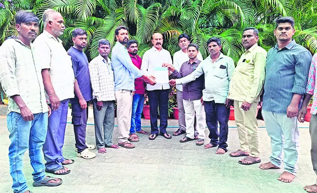 ప్రభుత్వంతో పోరాడి న్యాయం చేయండి