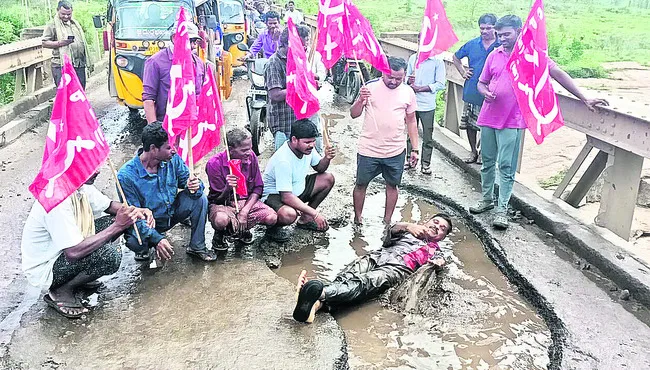 కోటిపాం వంతెనపై వినూత్న నిరసన