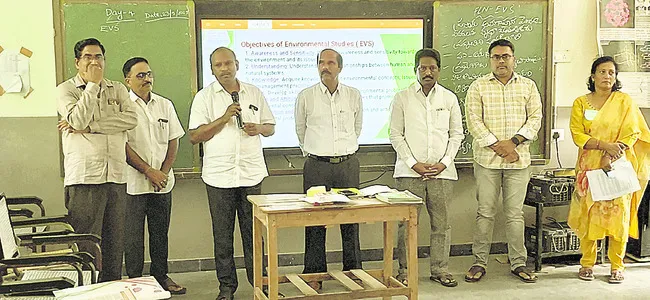 ఉపాధ్యాయ శిక్షణను పరిశీలించిన అడిషనల్ డైరెక్టర్