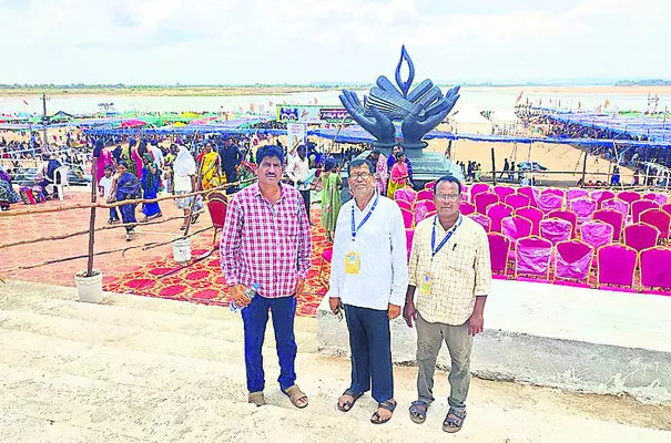 సరస్వతి పుష్కర సేవలో జిల్లా ఉద్యోగులు