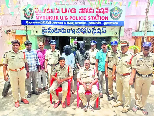 ఇద్దరు బైక్‌ దొంగల అరెస్టు 