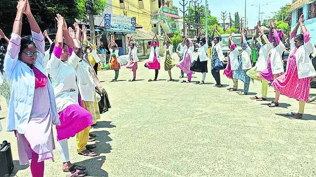 మండుటెండలో యోగాసనాలు వేసి..