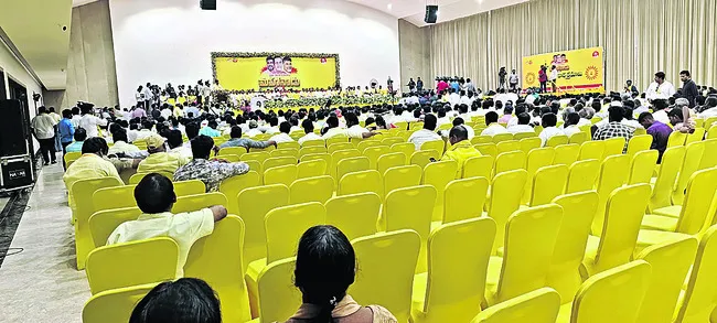 జిల్లా మహానాడుకు తమ్ముళ్ల ఝలక్