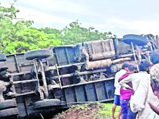 జక్రాన్‌పల్లిలో ఘోర రోడ్డు ప్రమాదం 