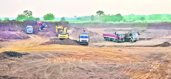 రైతు నోట్లో ఎర్రమట్ట్టి! 