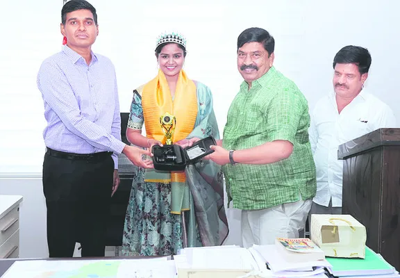 మిస్ ఫొటోజెనిక్ విజేతకు సత్కారం