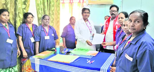 పారిశుద్ధ్య కార్మికుల వేతన వెతలు
