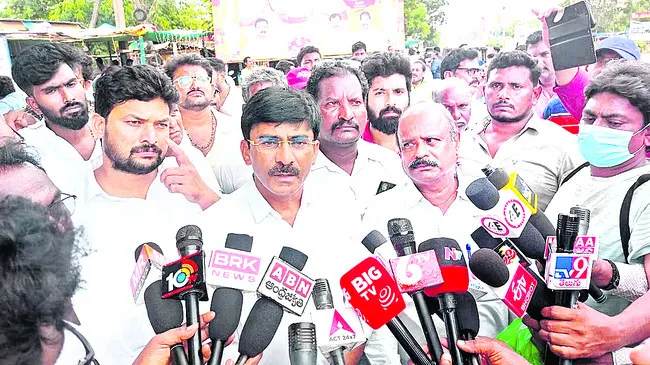 కూటమి పాలనలో ప్రజాస్యామ్యం ఖూనీ