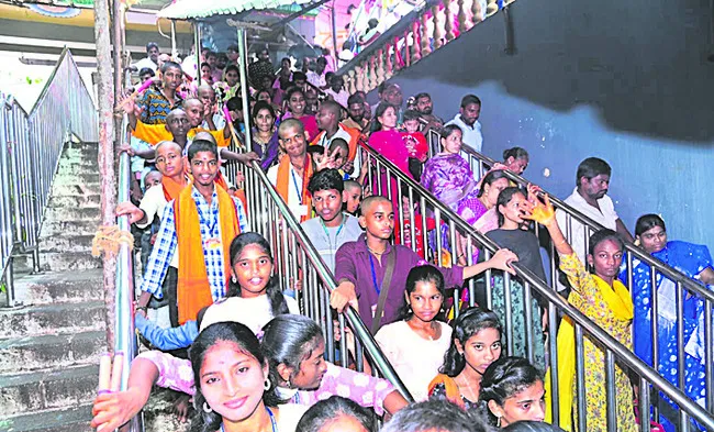 దుర్గమ్మ సన్నిధిలో భక్తుల రద్దీ
