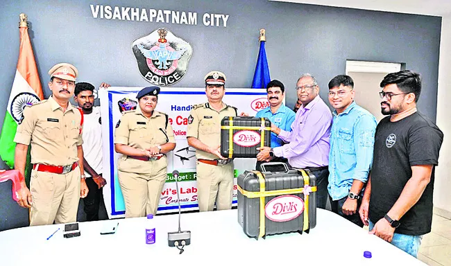 పోలీస్ శాఖకు దివీస్ డ్రోన్లు