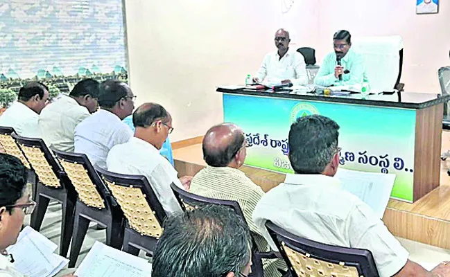 ఇళ్ల నిర్మాణం పూర్తి చేయకుంటే స్థలాల స్వాధీనం