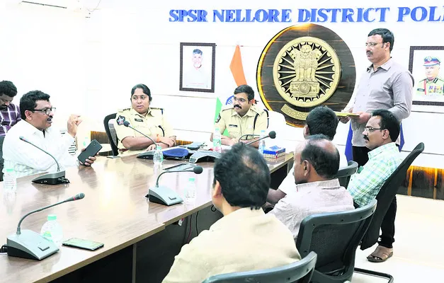 పోలీసుల పిల్లలకు కార్పొరేట్ విద్య