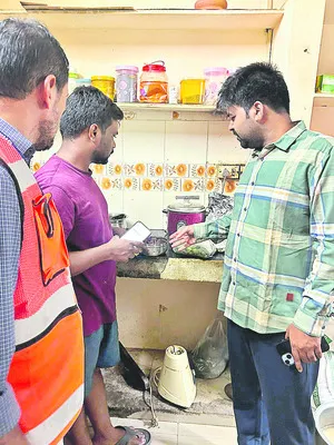 హాస్టళ్లలో ఆకస్మిక తనిఖీలు
